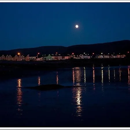 Fuchsia - New Luxury 5* Beachside With Sauna - 4 Beds Ensuite - Spectacular Location *