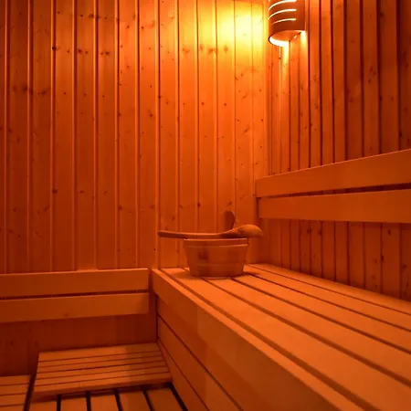 Fuchsia - New Luxury 5* Beachside With Sauna - 4 Beds Ensuite - Spectacular Location *