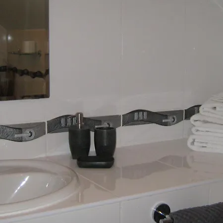 Fuchsia - New Luxury 5* Beachside With Sauna - 4 Beds Ensuite - Spectacular Location
