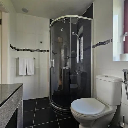 Fuchsia - New Luxury 5* Beachside With Sauna - 4 Beds Ensuite - Spectacular Location Γουότερβιλ
