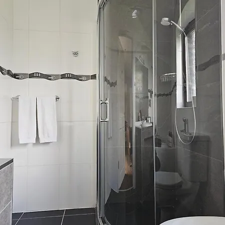 Βίλα Fuchsia - New Luxury 5* Beachside With Sauna - 4 Beds Ensuite - Spectacular Location *