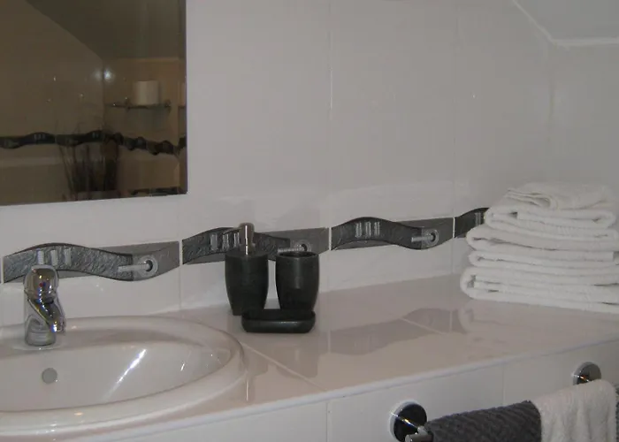 Fuchsia - New Luxury 5* Beachside With Sauna - 4 Beds Ensuite - Spectacular Location