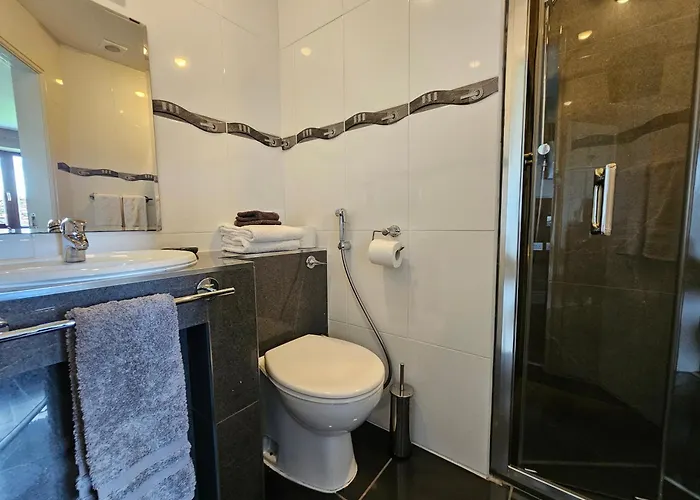 Villa Fuchsia - New Luxury 5* Beachside With Sauna - 4 Beds Ensuite - Spectacular Location *