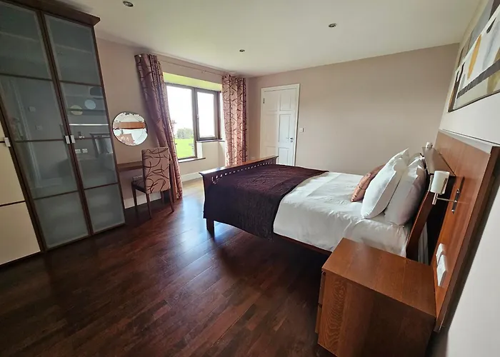 Fuchsia - New Luxury 5* Beachside With Sauna - 4 Beds Ensuite - Spectacular Location Villa An Coireán