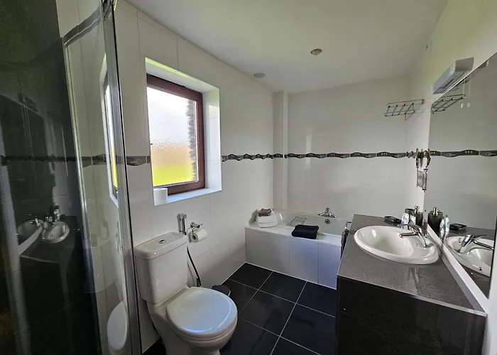 Fuchsia - New Luxury 5* Beachside With Sauna - 4 Beds Ensuite - Spectacular Location